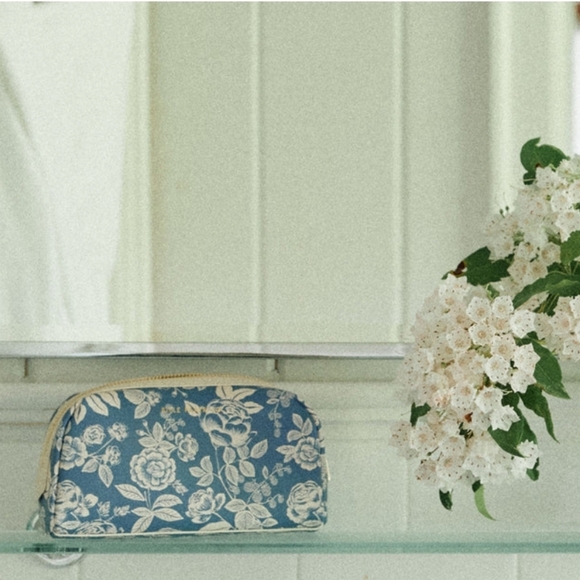 💥BUY 5 GET 3 FREE Small Cosmetic Pouch, Retail $48.00, Color English Ros - Picture 5 of 6